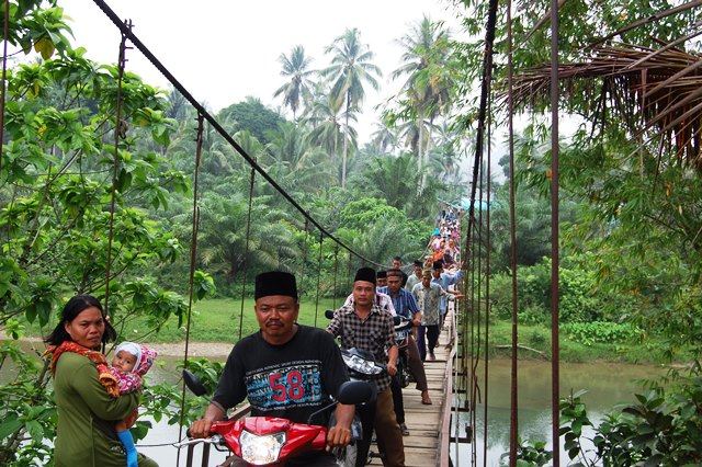 Lantai Jembatan Lapuk Ancam Pengendara