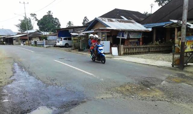 Warga Keluhkan Jalan Rusak