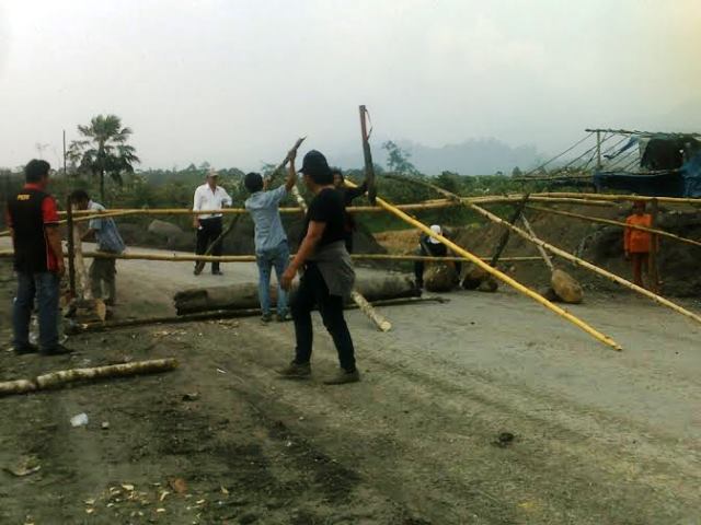 Warga Blokir Jalan PT JR