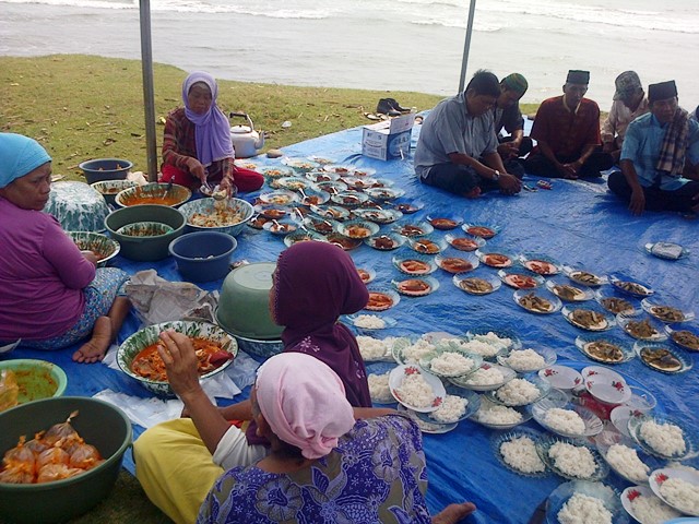 Tolak Buaya, Warga Potong Kambing