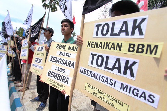 Massa Hizbut Tahrir Demo Tolak BBM