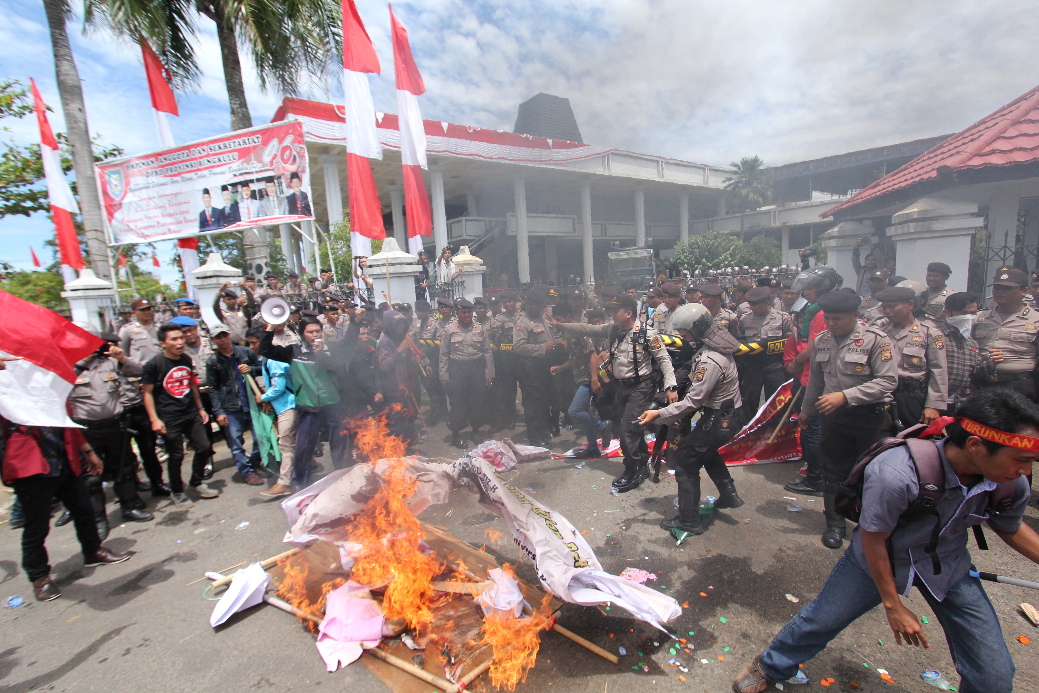 Keranda dan Foto Jokowi Dibakar