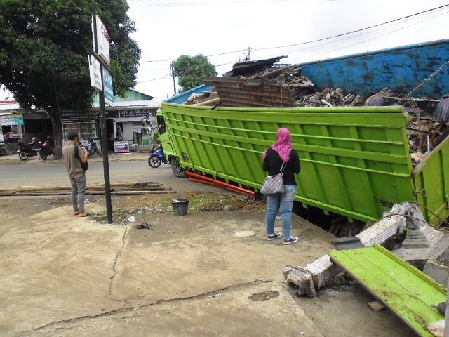 Elak Mobil, Fuso Terperosok