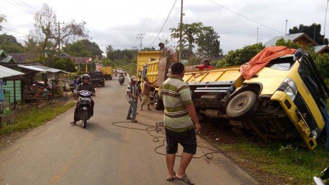 Elak Motor, Truk Terbalik