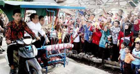 Roma Deg-degan Bawa Jokowi Naik Becak Motor
