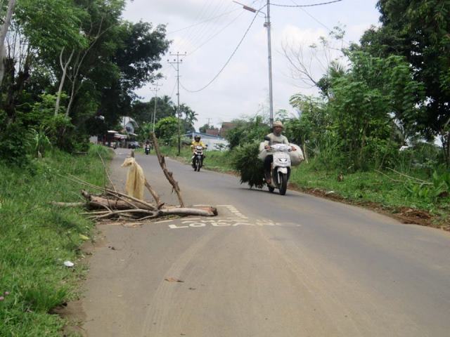 Jalan Tebing Kaning Nyaris Putus