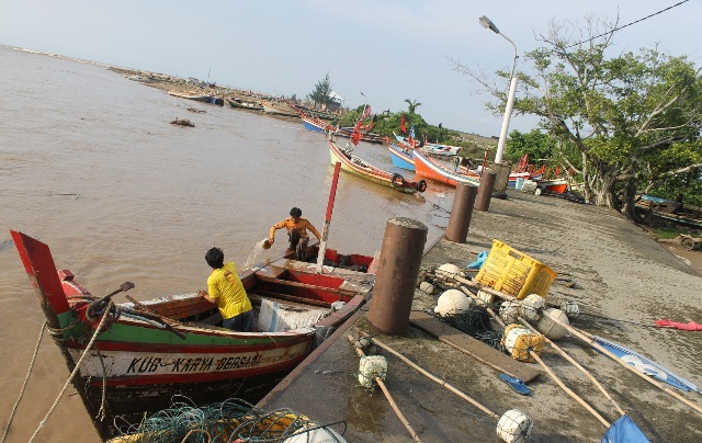 2 Perahu Nelayan  Hanyut, 10 Terbalik