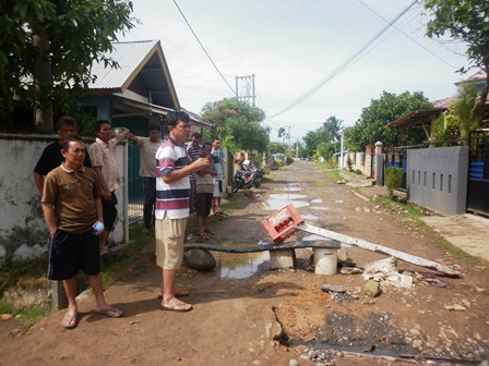 Belasan Warga Blokir Jalan