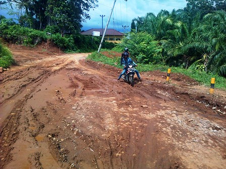 Berlumpur, Warga Butuh Peningkatan Jalan