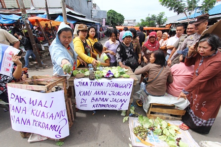 Pedagang Panorama Kembali Blokir Jalan