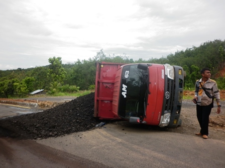 Jalan Rusak, Truk Batu Bara Terbalik