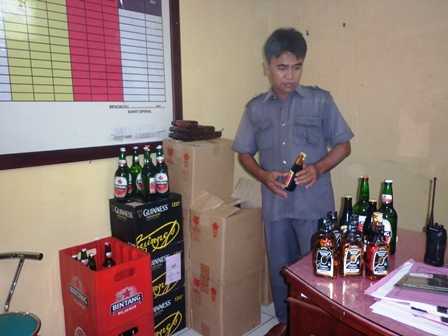 Polda Sita Ratusan Botol Miras