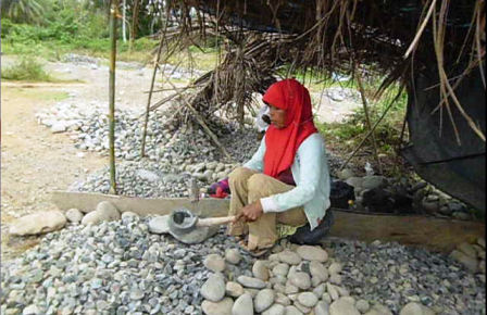 Aktifitas petani karet setelah harga karet jatuh Pecahkan Batu, Demi “Nyambung” Nyawa