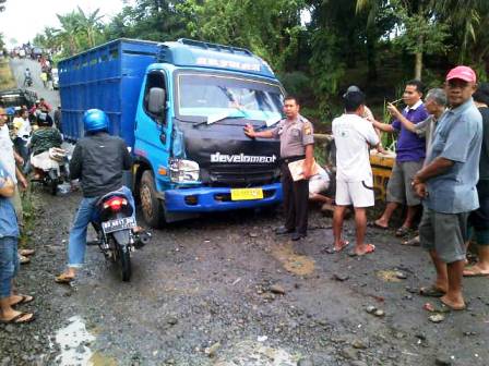 Rem Blong, Truk Hantam 2 Mobil