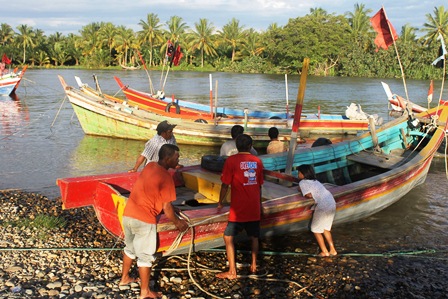 Badai Disertai Petir, Nelayan Takut Melaut