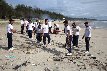 Lanal Bersihkan Pantai Panjang