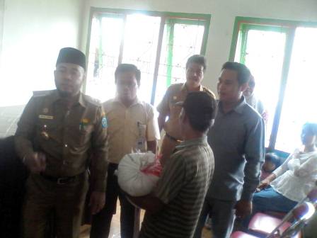 Walikota Bengkulu Tinjau Pembagian Raskin Di Kelurahan Kampung Kelawi