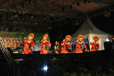 Meriahnya Pembukaan Festival Tabot di Bengkulu