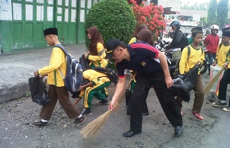 200 Santri Bersihkan Pasar