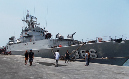 KRI Silas Papare 386 Bersandar