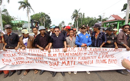 Ratusan Warga Padang Bano Demo Pemprov