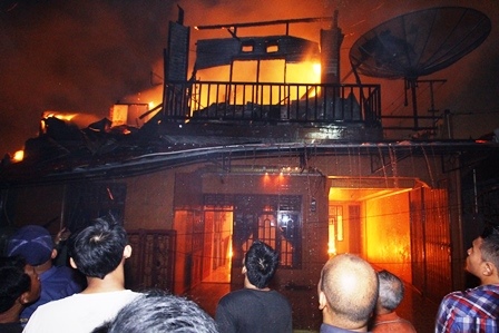 Tiga Rumah Terbakar