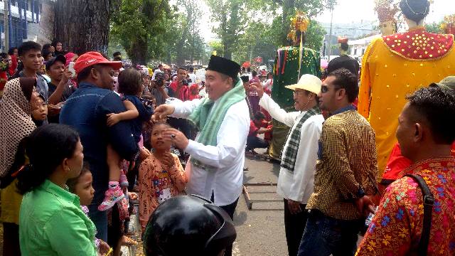 Semarakkan Festival Tabot, Cagub RM Ikut Arakan Barong Landong