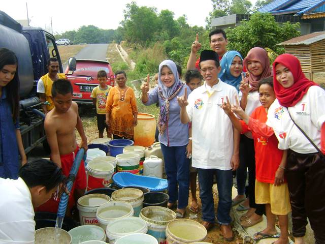 Relawan Muda RM Bagikan Air Bersih