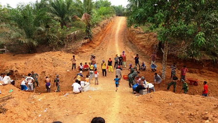 TNI Buat Jalan Karang Indah