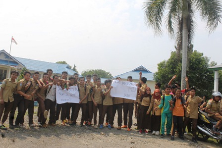 Tuntut Kepsek Turun, Ratusan Siswa SMKN 2 BS Demo