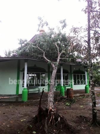 Angin Kencang, Masjid dan Rumah Tertimpa