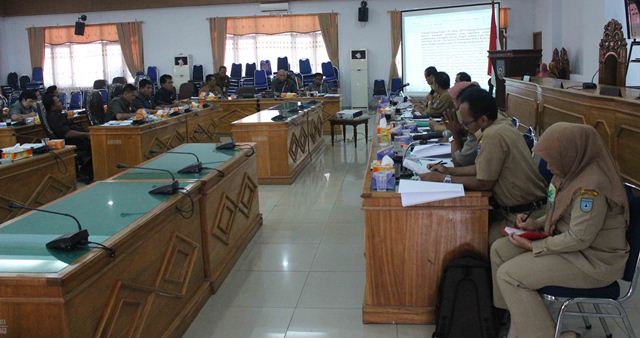 Rapat Banleg membahas pengajuan 16 Raperda