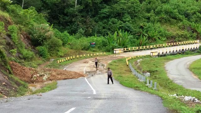 Jalan Ulu Manna Rawan Longsor