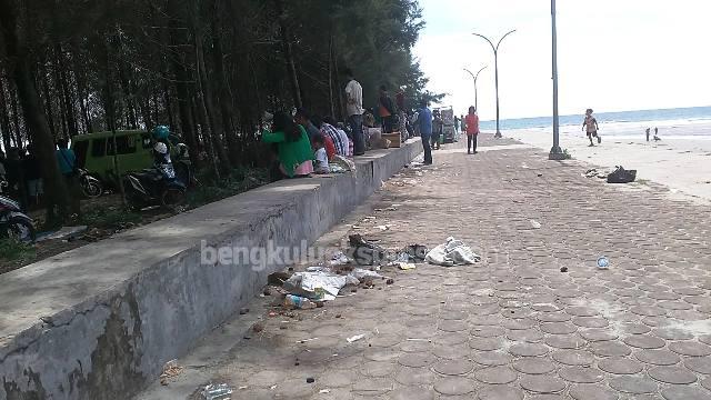 Pantai Dipenuhi Sampah