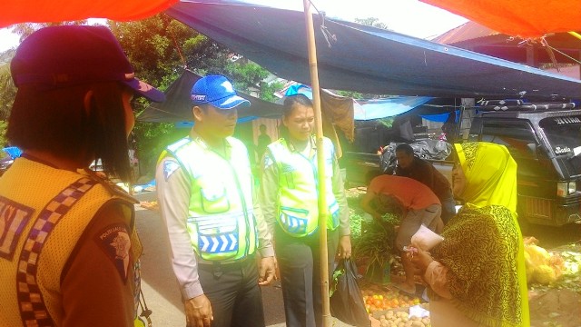 Polisi Blusukan di Pasar