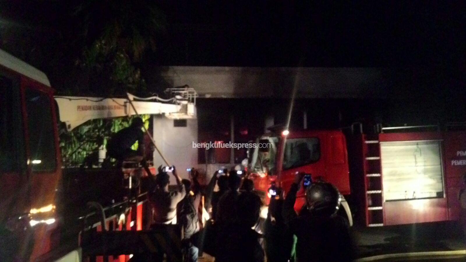Breaking News : Kantor DPRD Provinsi Bengkulu Terbakar