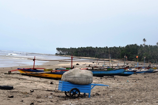 Cuaca Buruk Nelayan Kelimpungan