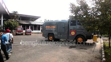 Mobil PBK Dan Water Canon Tetap Siaga Di Gedung DPRD Provinsi Bengkulu