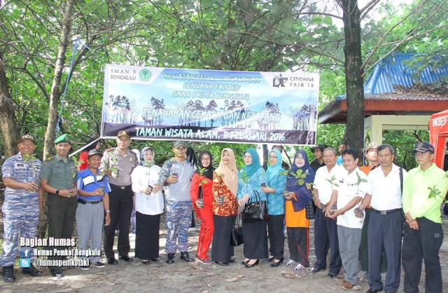 Pemkot Bersama FKPD dan dan Pelajar  Tanam Cemara dan Ketapang