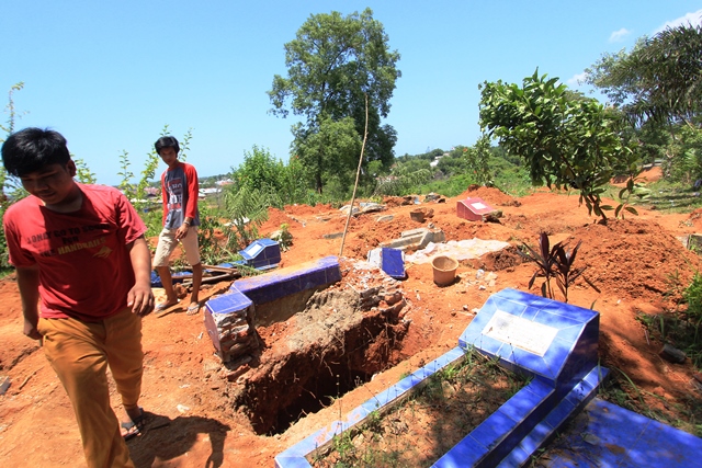 Ratusan Makam Dibongkar