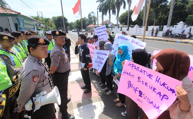 Sidang Batal, Lekra Demo