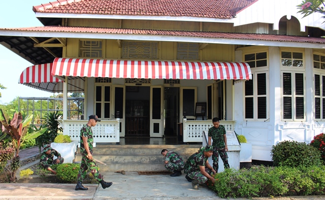 TNI Bersihkan TMP dan Rumah Bung Karno