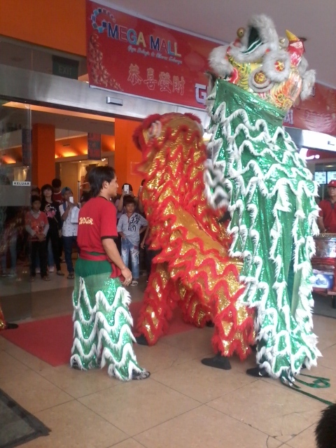 Barongsai Pukau Pengunjung Mega Mall