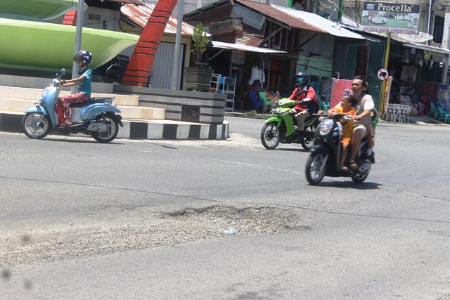 Lubang Jalan Picu Lakalantas