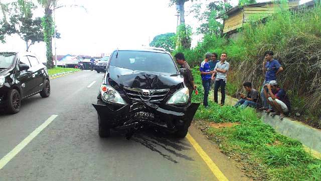 Avanza Tabrak Pohon