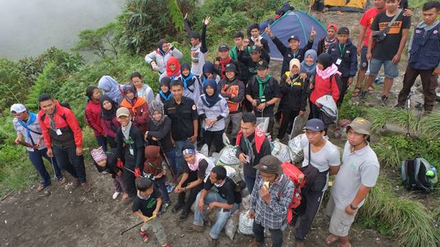 Keroyok Sampah Bukit Kaba Sukses