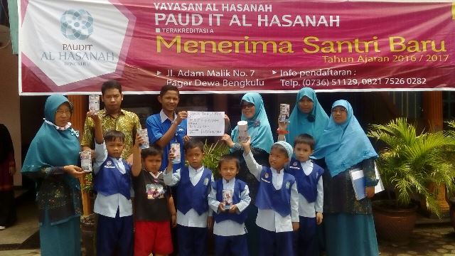 PAUD IT  Al Hasanah Ajarkan Anak Berbagi