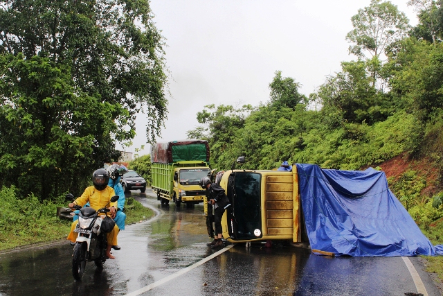 Ban Pecah, Truk Terguling