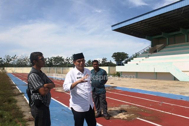 Stadion Rusak, Bupati Geram