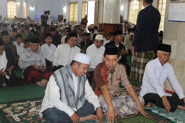 Ribuan Jemaah Padati Masjid Agung Curup